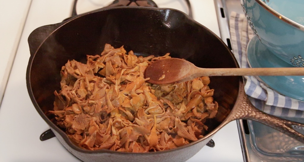 how to cook chanterelle mushrooms in a cast iron skillet
